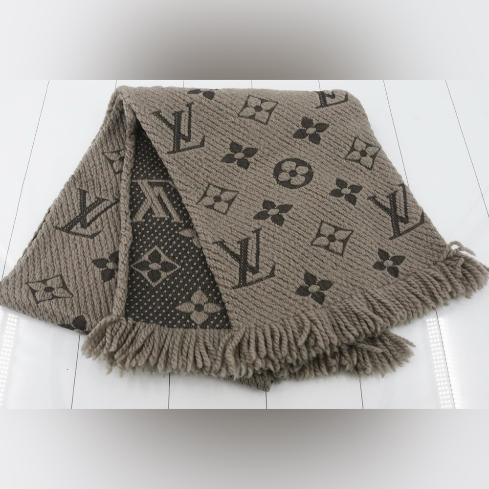 ❤️SOLD❤️
Authentic LV Logomania wool scarf